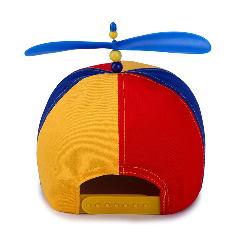 Casquette hélicoptère multicolore avec hélice